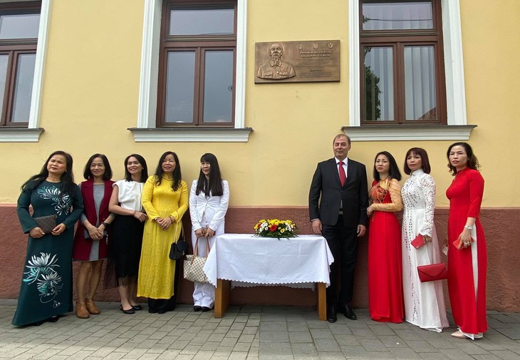 Người Việt tại Slovakia tưởng nhớ Chủ tịch Hồ Chí Minh - ảnh 1