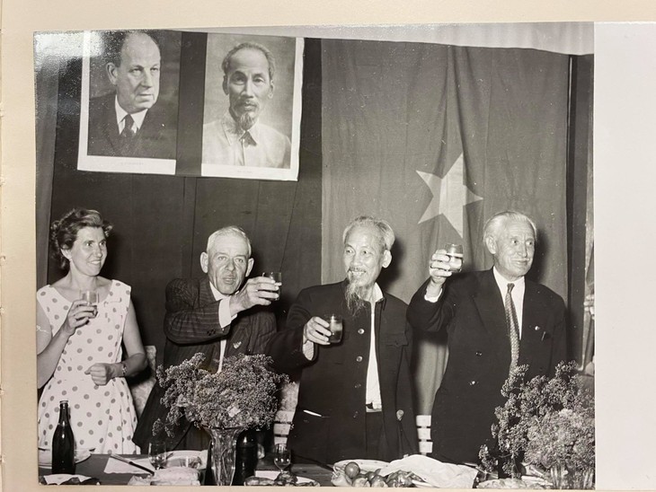 Người Việt tại Slovakia tưởng nhớ Chủ tịch Hồ Chí Minh - ảnh 6