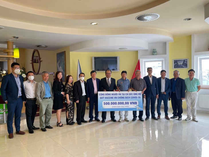 Cộng đồng người Việt Nam tại Séc chung tay ủng hộ quỹ vaccine phòng chống Covid-19 - ảnh 1