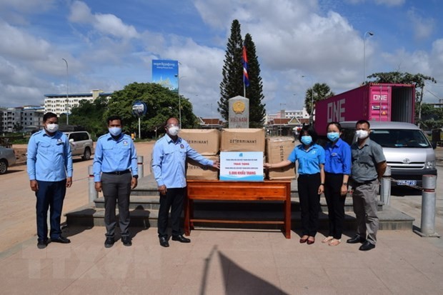 Tặng 5.000 khẩu trang y tế cho Hội Liên hiệp Thanh niên Campuchia - ảnh 1