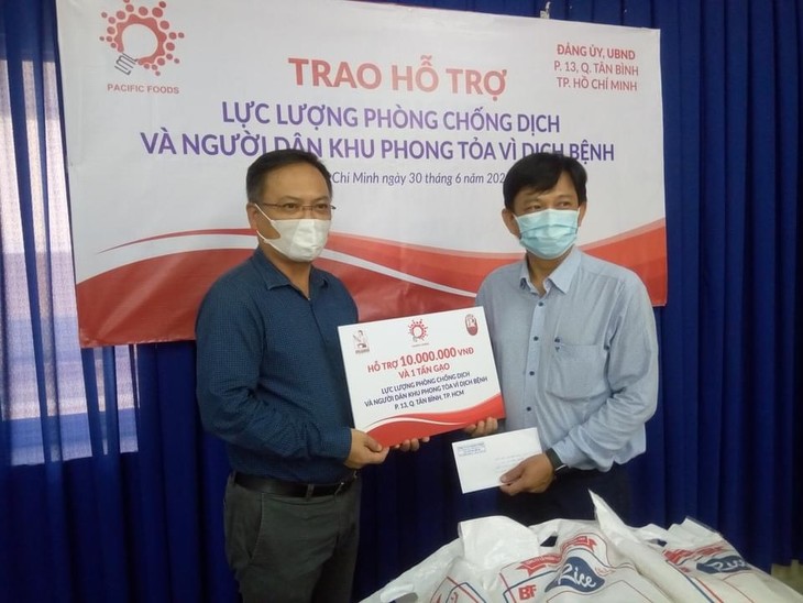 Chung tay ủng hộ lực lượng phòng chống dịch ở Thành phố Hồ Chí Minh - ảnh 1