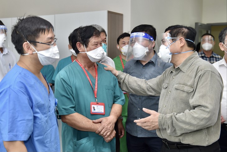 Thủ tướng Phạm Minh Chính kiểm tra công tác chống dịch COVID-19 tại tỉnh Bình Dương - ảnh 1