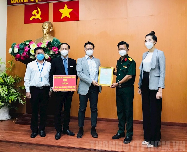 Kiều bào ủng hộ 8 tấn gạo tiếp sức cùng lực lượng vũ trang và cán bộ công chức Thành phố Hồ Chí Minh - ảnh 1
