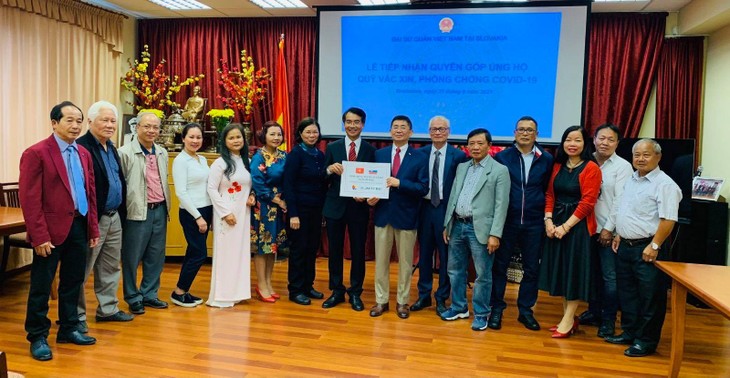 Người Việt Nam tại Slovakia đóng góp ủng hộ Quỹ vắc xin phòng, chống Covid-19 - ảnh 1