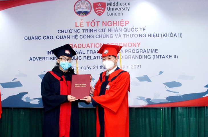 Lễ tốt nghiệp Khoá II Cử nhân quốc tế Quảng cáo, PR và Thương hiệu - ảnh 2
