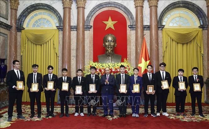 Chủ tịch nước tặng Huân chương Lao động cho học sinh đoạt giải Olympic và khoa học kỹ thuật quốc tế - ảnh 1