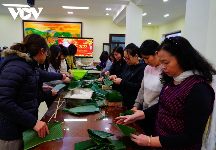 Người Việt tại Bắc Kinh (Trung Quốc) gói bánh chưng đón Tết - ảnh 2