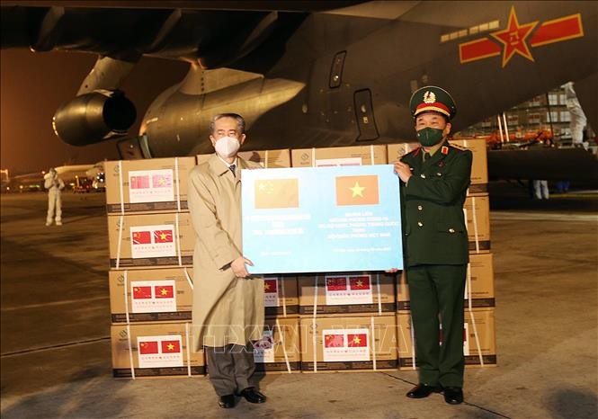Bộ Quốc phòng Trung Quốc trao tặng 300.000 liều vaccine COVID-19 cho Bộ Quốc phòng Việt Nam - ảnh 1