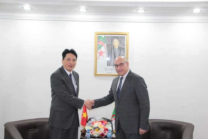 Đại sứ đặc mệnh toàn quyền Việt Nam tại Algeria chào xã giao Tổng Thư ký Đảng Tập hợp Quốc gia Dân chủ Algeria - ảnh 1