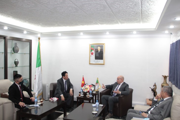 Đại sứ đặc mệnh toàn quyền Việt Nam tại Algeria chào xã giao Tổng Thư ký Đảng Tập hợp Quốc gia Dân chủ Algeria - ảnh 2