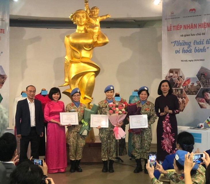 Bảo tàng Phụ nữ Việt Nam tiếp nhận hiện vật do các nữ quân nhân “mũ nồi xanh” trao tặng - ảnh 1