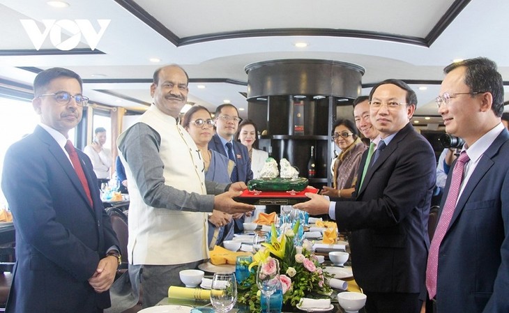 Chủ tịch Hạ viện Ấn Độ Om Birla thăm vịnh Hạ Long - ảnh 2
