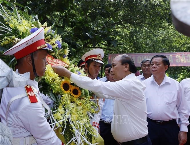 Chủ tịch nước Nguyễn Xuân Phúc dâng hương tại Đền thờ các Anh hùng liệt sĩ đường 20 Quyết thắng - ảnh 2