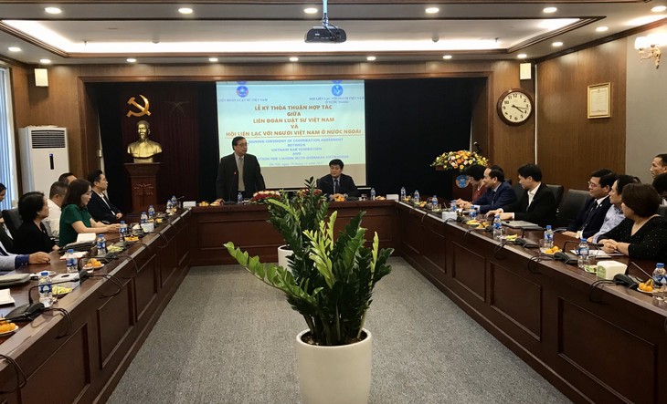 Ký kết hợp tác giữa Hội liên lạc với người Việt Nam ở nước ngoài và Liên đoàn Luật sư Việt Nam - ảnh 4