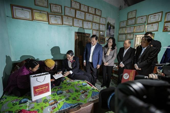 Phó Chủ tịch Quốc hội Nguyễn Đức Hải thăm, tặng quà Tết tại tỉnh Hòa Bình  - ảnh 1
