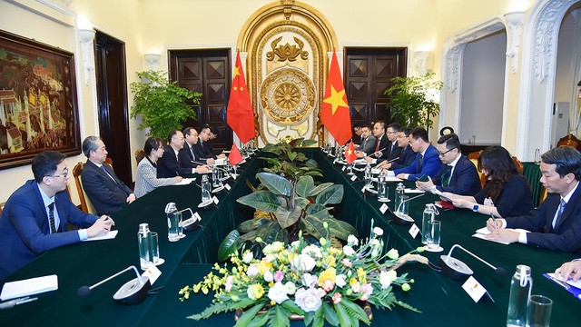 Thứ trưởng Thường trực Bộ Ngoại giao Nguyễn Minh Vũ hội đàm với Trợ lý Bộ trưởng Ngoại giao Trung Quốc Nông Dung - ảnh 1
