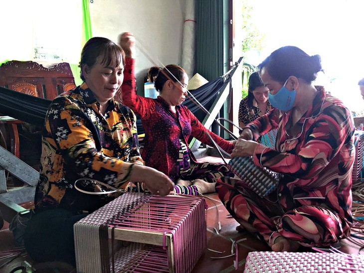 Câu chuyện của một phụ nữ Cà Mau: Từ người phụ hồ thành cô giáo dạy nghề đan túi xách - ảnh 3
