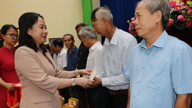 Phó Chủ tịch nước Võ Thị Ánh Xuân thăm, tặng quà đối tượng chính sách tỉnh Bình Dương - ảnh 1