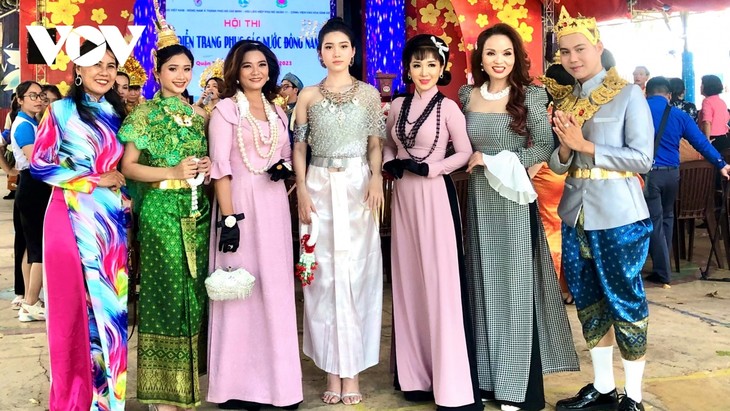 Trình diễn trang phục truyền thống các nước ASEAN - ảnh 1