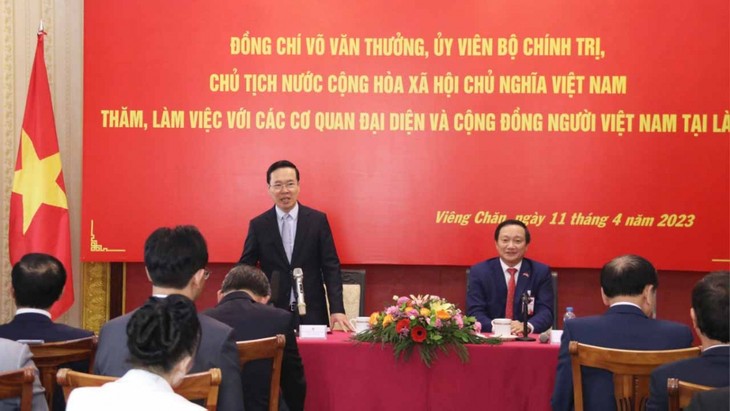 Chủ tịch nước Võ Văn Thưởng gặp gỡ cộng đồng người Việt Nam tại Lào - ảnh 1