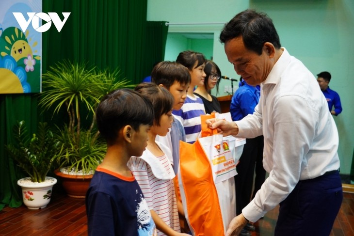 Phó Thủ tướng Trần Lưu Quang thăm, tặng quà thiếu nhi tại thành phố Hồ Chí Minh - ảnh 1