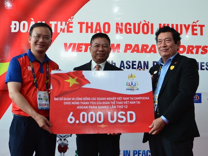 Đại sứ Việt Nam tại Campuchia động viên đoàn Thể thao người khuyết tật Việt Nam tham dự ASEAN Para Games 2023 - ảnh 2