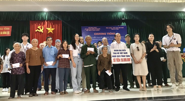 Thanh niên kiều bào dâng hương tri ân các anh hùng liệt sĩ tại Ngã ba Đồng Lộc  - ảnh 5