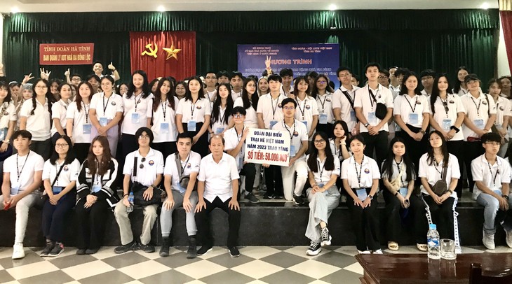 Thanh niên kiều bào dâng hương tri ân các anh hùng liệt sĩ tại Ngã ba Đồng Lộc  - ảnh 6