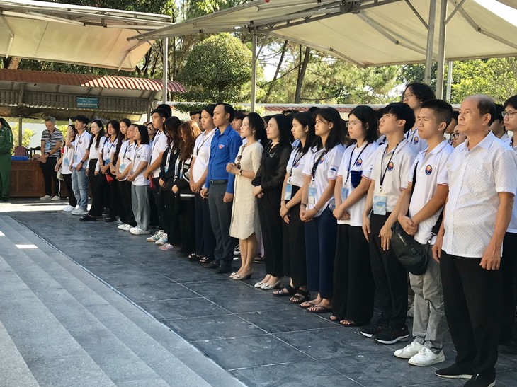 Thanh niên kiều bào dâng hương tri ân các anh hùng liệt sĩ tại Ngã ba Đồng Lộc  - ảnh 3