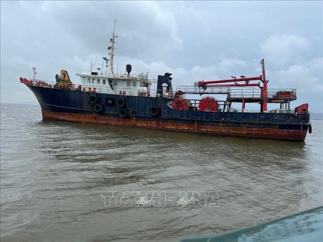 Cứu 7 thuyền viên tàu Hồng Kông (Trung Quốc) gặp nạn trên vùng biển Hải Phòng - ảnh 1