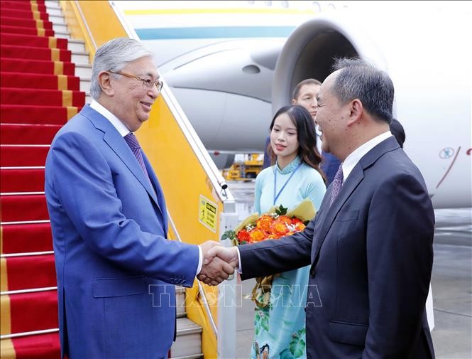 Tổng thống Cộng hòa Kazakhstan đến Hà Nội, bắt đầu chuyến thăm chính thức Việt Nam - ảnh 1