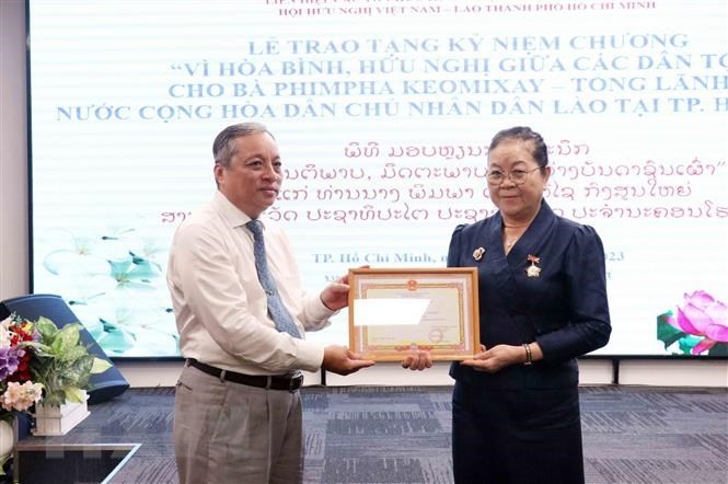Trao Kỷ niệm chương “Vì hòa bình, hữu nghị giữa các dân tộc” tặng Tổng Lãnh sự Lào tại Thành phố Hồ Chí Minh - ảnh 1