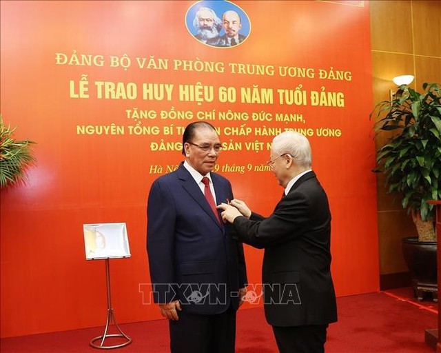 Tổng Bí thư Nguyễn Phú Trọng trao huy hiệu 60 năm tuổi Đảng tặng Nguyên Tổng Bí thư Nông Đức Mạnh - ảnh 1