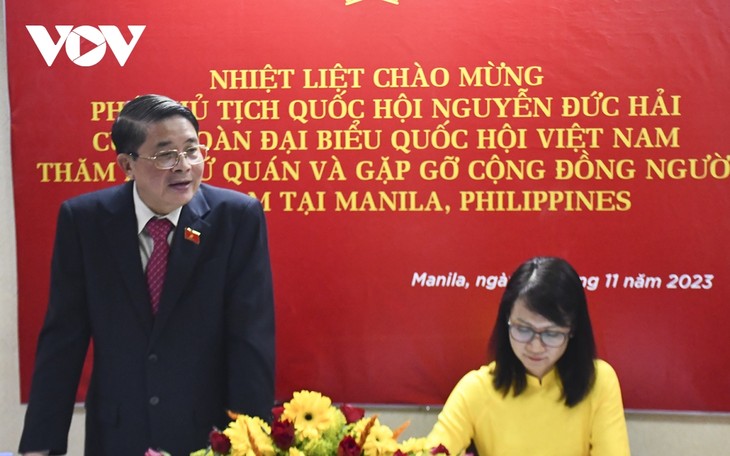 Phó Chủ tịch Quốc hội  Nguyễn Đức Hải gặp gỡ nhân viên Đại sứ quán và cộng đồng người Việt tại Philippines - ảnh 1