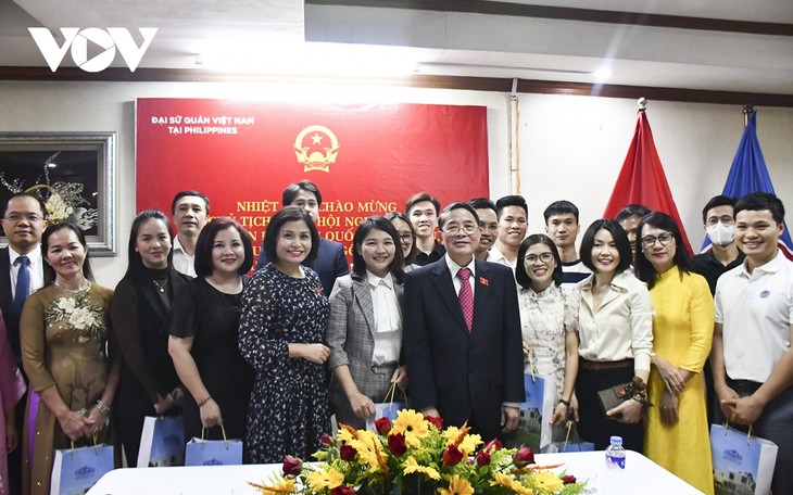 Phó Chủ tịch Quốc hội  Nguyễn Đức Hải gặp gỡ nhân viên Đại sứ quán và cộng đồng người Việt tại Philippines - ảnh 2