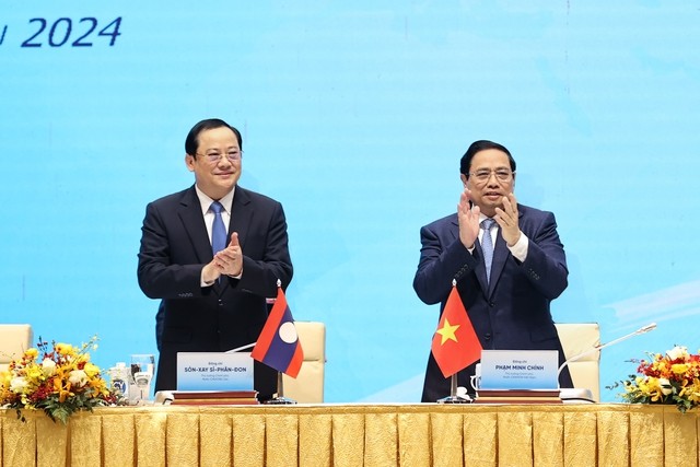 Thủ tướng Phạm Minh Chính cùng Thủ tướng Lào Sonexay Siphandone chủ trì Hội nghị hợp tác đầu tư Việt Nam – Lào - ảnh 1
