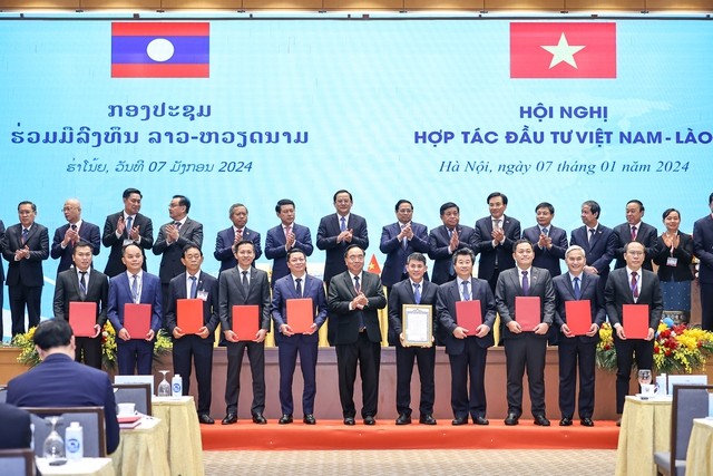 Thủ tướng Phạm Minh Chính cùng Thủ tướng Lào Sonexay Siphandone chủ trì Hội nghị hợp tác đầu tư Việt Nam – Lào - ảnh 2