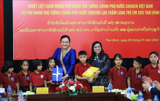 Phu nhân Thủ tướng Lào và Việt Nam thăm, tặng quà Làng trẻ em SOS Thái Bình - ảnh 1