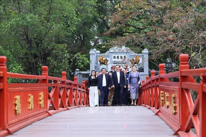 Thủ tướng Phạm Minh Chính cùng Thủ tướng Lào và hai Phu nhân thăm đền Ngọc Sơn - ảnh 1
