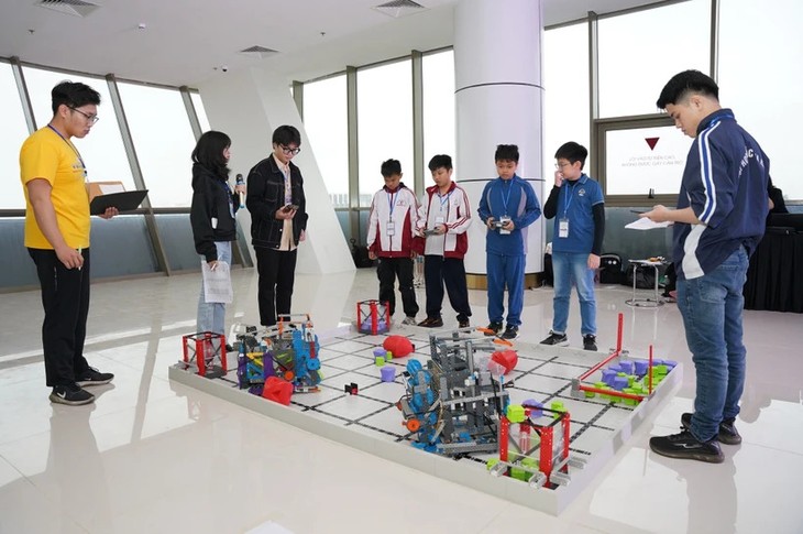 VEX Robotics 2024 là sân chơi công nghệ bổ ích cho học sinh - ảnh 1