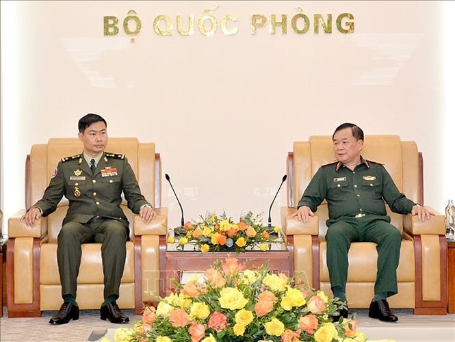 Thứ trưởng Bộ Quốc phòng Hoàng Xuân Chiến tiếp Tùy viên Quân sự Campuchia - ảnh 1