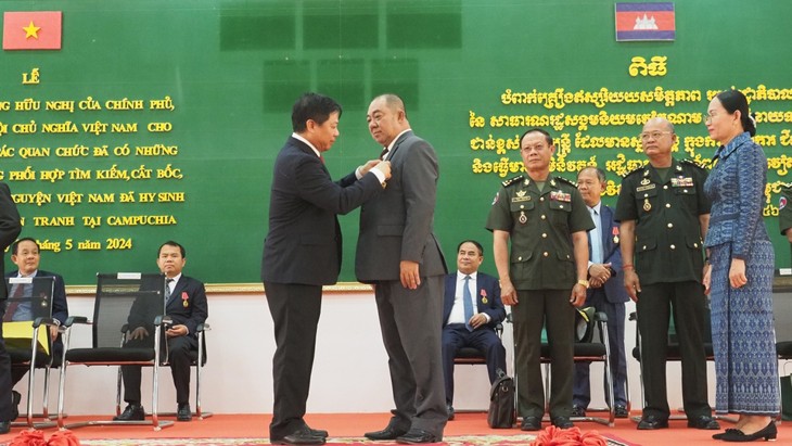 Campuchia nỗ lực phối hợp tìm kiếm, cất bốc quy tập và hồi hương hài cốt quân tình nguyện Việt Nam - ảnh 1