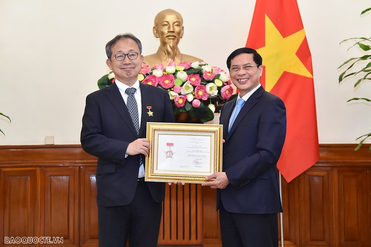 Trao tặng Kỷ niệm chương “Vì sự nghiệp ngoại giao Việt Nam” cho Đại sứ Nhật Bản tại Việt Nam - ảnh 1