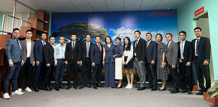 Đại sứ Việt Nam tại Tanzania làm việc với công ty Viettel Tanzania - ảnh 3