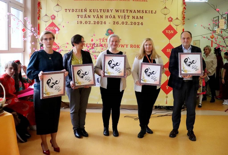 Bà Cao Hồng Vinh: Nỗ lực xây dựng cầu nối văn hóa và giáo dục tại Ba Lan - ảnh 4