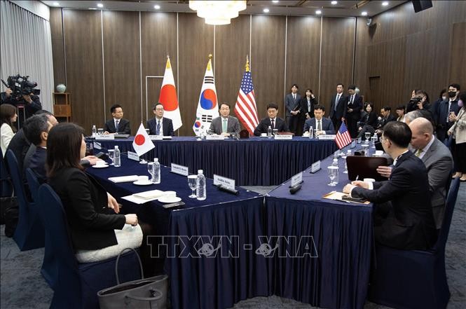 Nuclear envoys of South Korea, US, Japan discuss North Korea’s satellite launch plan - ảnh 1