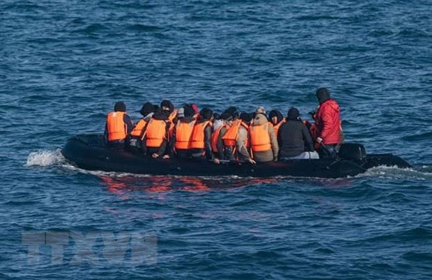 More than 600 migrants cross English Channel in one day  - ảnh 1