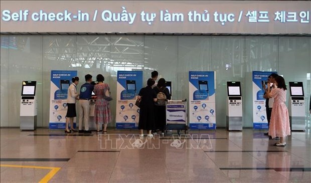 Self-check-in kiosks launched in Da Nang International Airport - ảnh 1