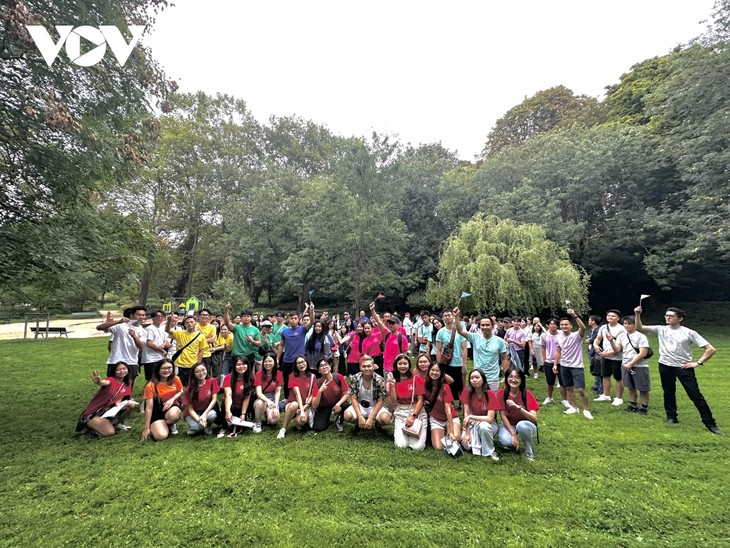 Vietnamese students join summer camp in Europe  - ảnh 1