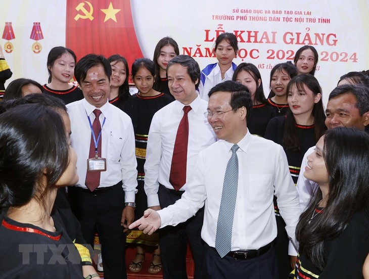 Vietnamese students begin new school year - ảnh 1